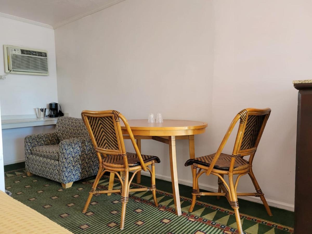 بليثي، ريفيرسيدي، كاليفورنيا Emerald Inn & Lounge المظهر الخارجي الصورة